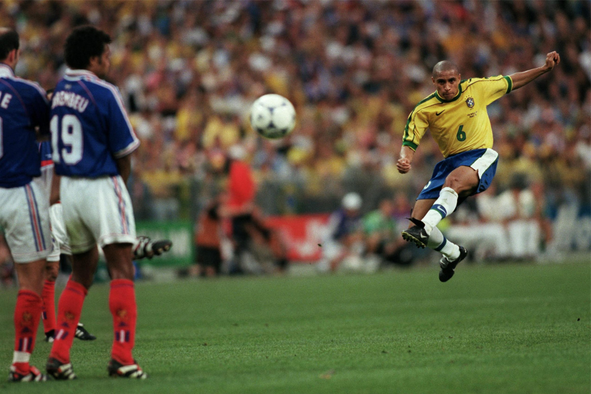 Il gol su punizione di Roberto Carlos contro la Francia